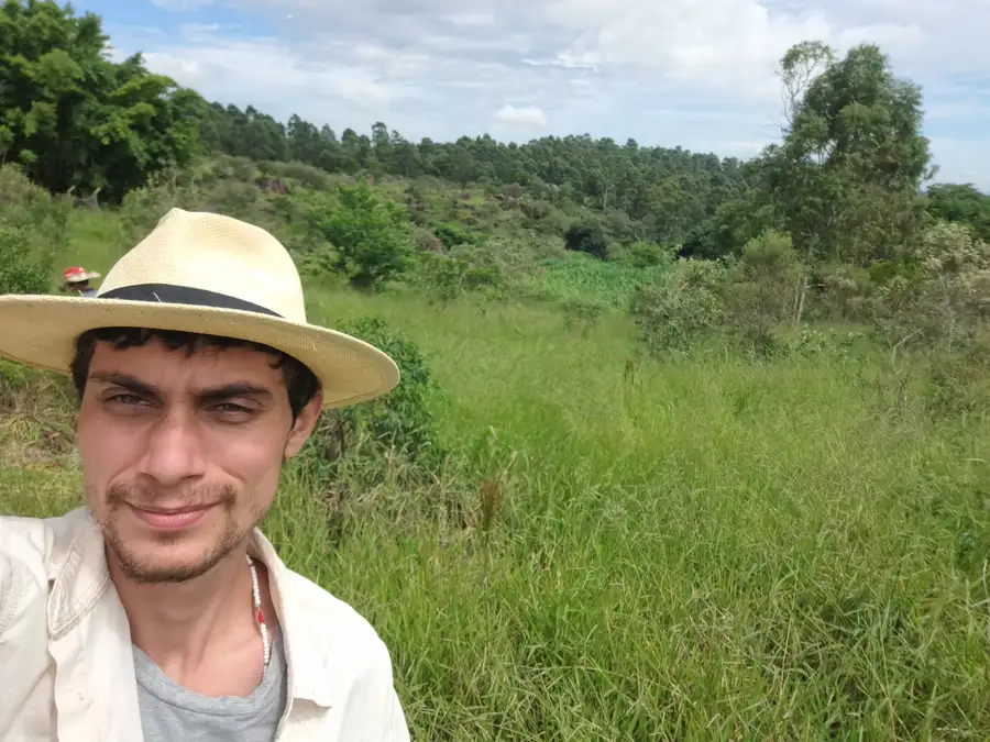 selfie retratanto área destinada à restauração florestal com presença de capins exóticos.